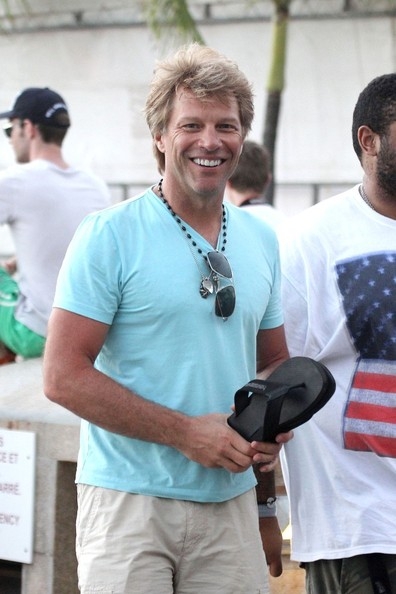 
	
	Rocker Jon Bon Jovi từng bị cho rằng đã qua đời trong khách sạn ở New Jersey sau một cơn trụy tim. Đáp trả lại tin đồn này, ông đã chia sẻ một bức ảnh kèm theo chú thích: "Thiên đường rất giống với New Jersey".